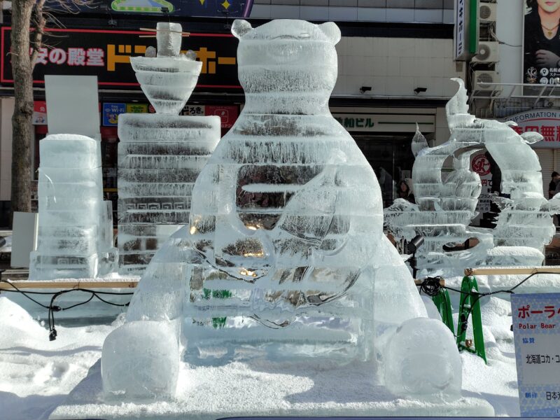 2025年さっぽろ雪まつりすすきの会場の氷像〜コカ・コーラのポーラーベア