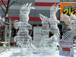 2025年さっぽろ雪まつりすすきの会場の氷像〜鷲鳥不群