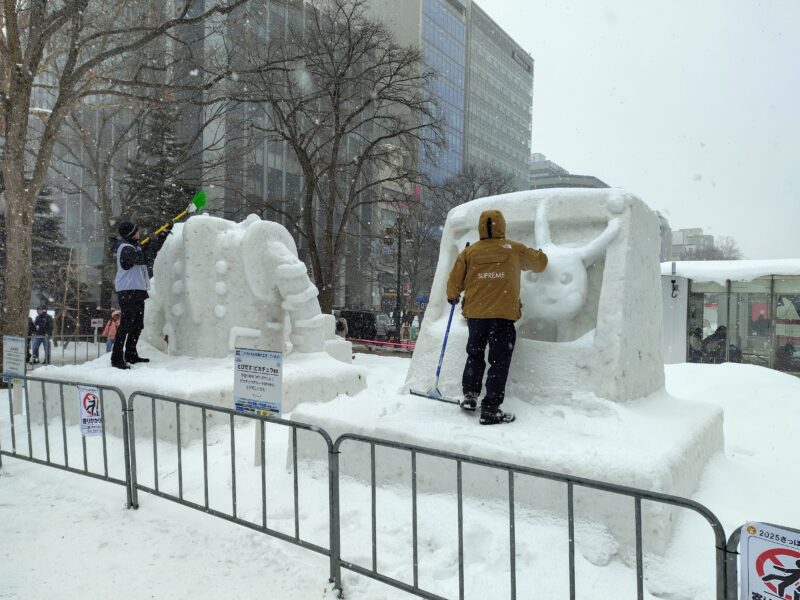 2025年さっぽろ雪まつりの会場で雪像の除雪をするスタッフ