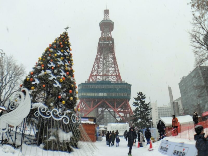 2025年さっぽろ雪まつりの1丁目会場
のさっぽろテレビ塔