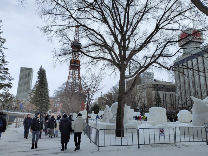 2025年さっぽろ雪まつり大通会場の全景とさっぽろテレビ塔