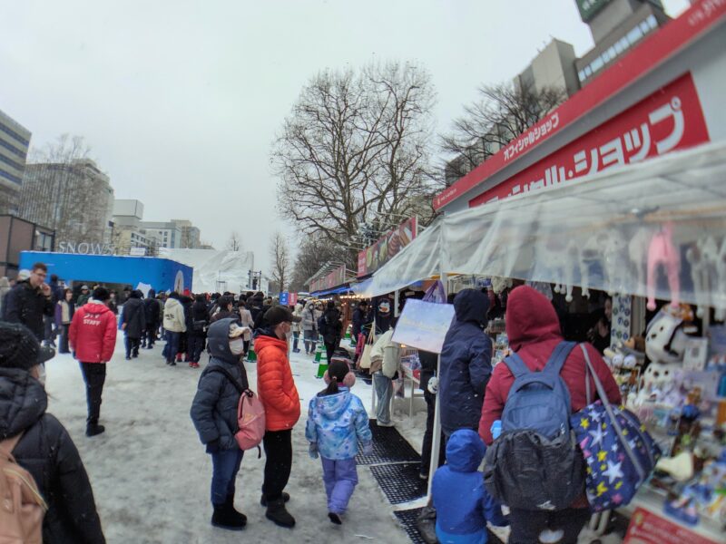 2025年さっぽろ雪まつりの4丁目会場の記念グッズ販売店