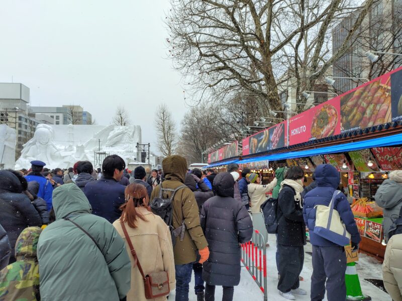 2025年さっぽろ雪まつりの4丁目会場の飲食ブース