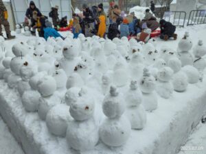 2025年さっぽろ雪まつりの5丁目会場の雪だるま制作体験コーナー