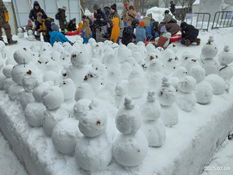 2025年さっぽろ雪まつりの5丁目会場の雪だるま制作体験コーナー