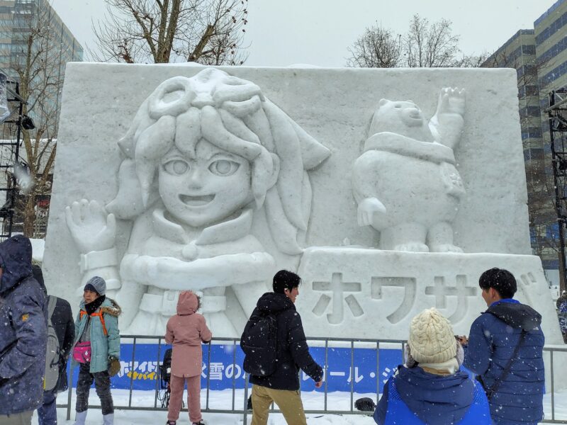 2025年さっぽろ雪まつりの5丁目会場のホワイトアウトサバイバル中雪像