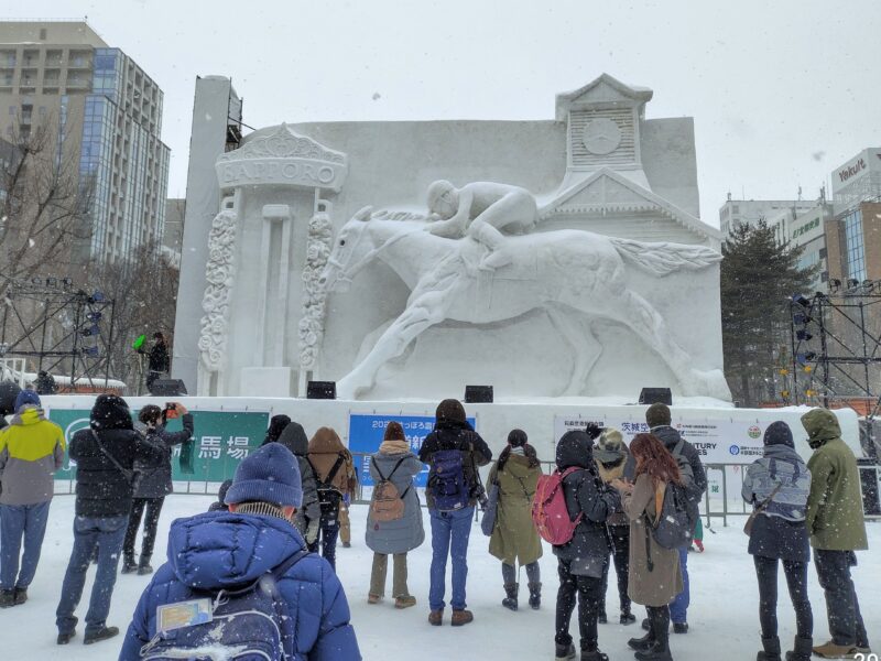 2025年さっぽろ雪まつりの5丁目会場の駆け抜けるサラブレッドの巨大レリーフ