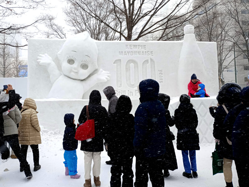 2025年さっぽろ雪まつりの6丁目会場のQPマヨネーズ100th記念雪像