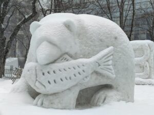 2025年さっぽろ雪まつり９丁目会場の木彫りの熊の雪像