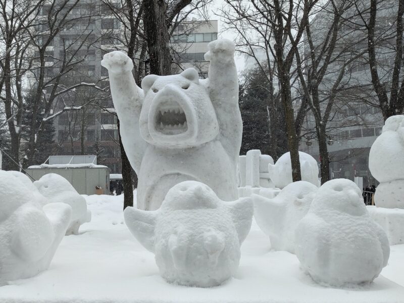 2025年さっぽろ雪まつり９丁目会場のヒグマとシマエナガの雪像