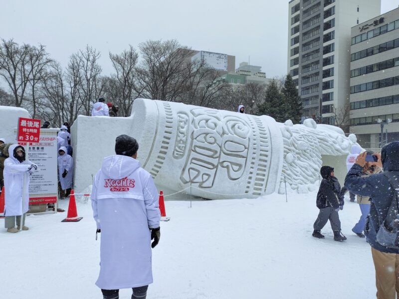 2025年さっぽろ雪まつり１０丁目会場の日清カップヌードルの滑り台