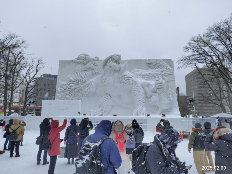 2025年さっぽろ雪まつり１０丁目会場の大雪像モンハン