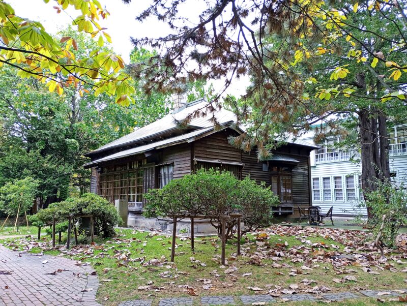 南東から見た旧永山武四郎邸と旧三菱鉱業寮の外観