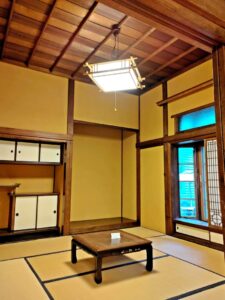 ベイウィンドウや天井に2種類の木材を交互に寄せ張りした旧永山武四郎邸の脇座敷