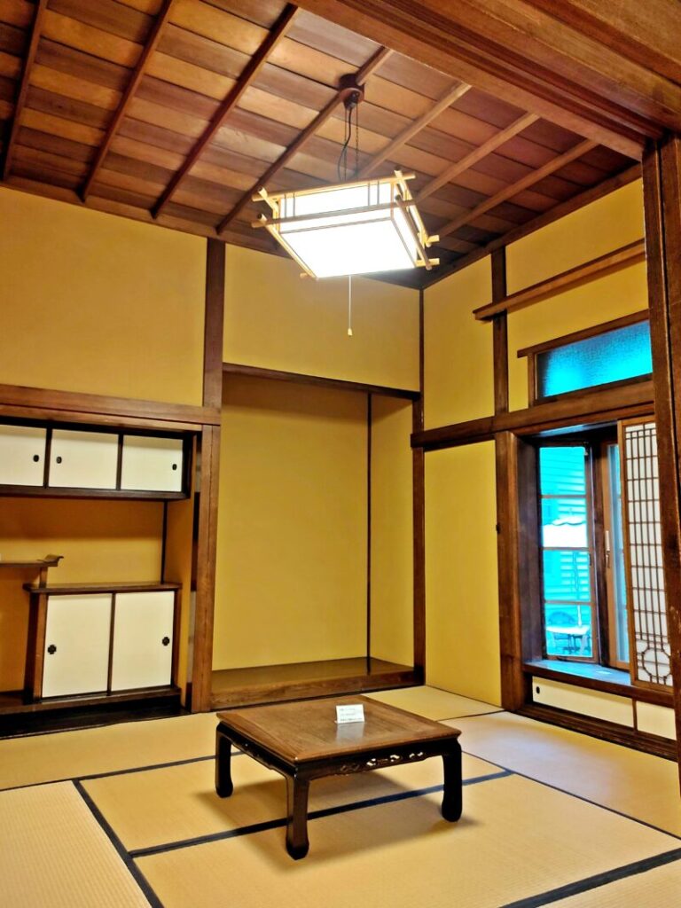 ベイウィンドウや天井に2種類の木材を交互に寄せ張りした旧永山武四郎邸の脇座敷