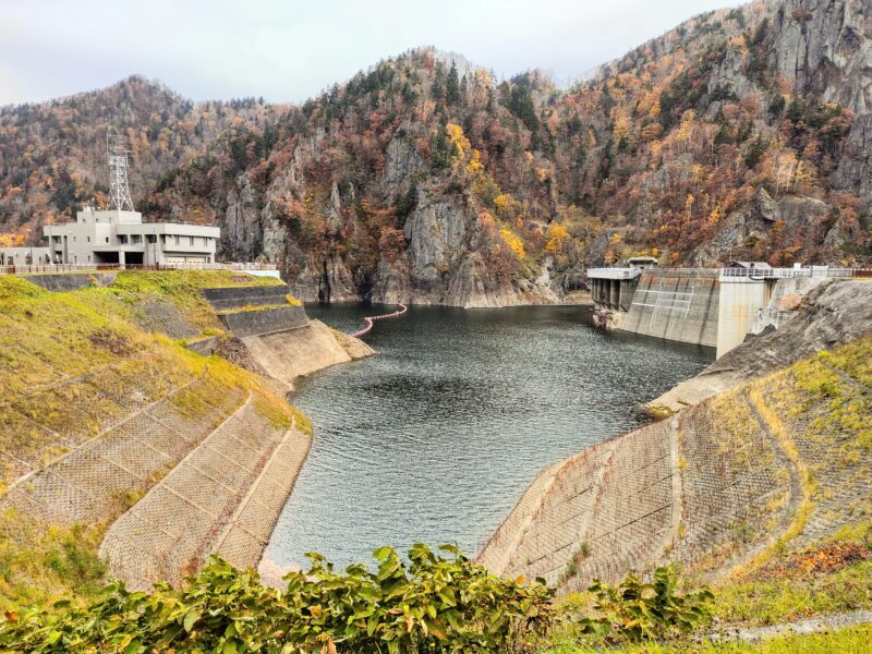豊平峡ダムを裏側からみたところ