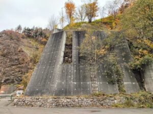 豊平峡ダム湖付近の落石防止フェンス