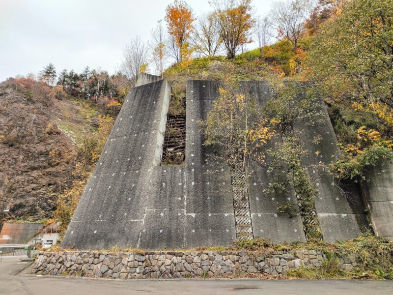 豊平峡ダム湖付近の落石防止フェンス