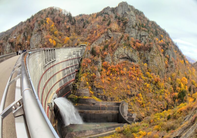 大迫力の豊平峡ダムの観光放水