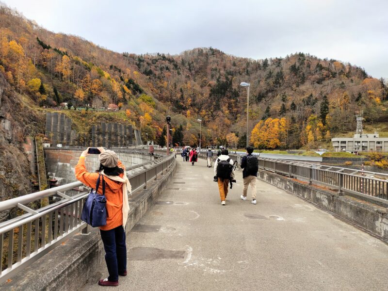豊平峡ダム見学路で風景写真の撮影に余念がないF嬢