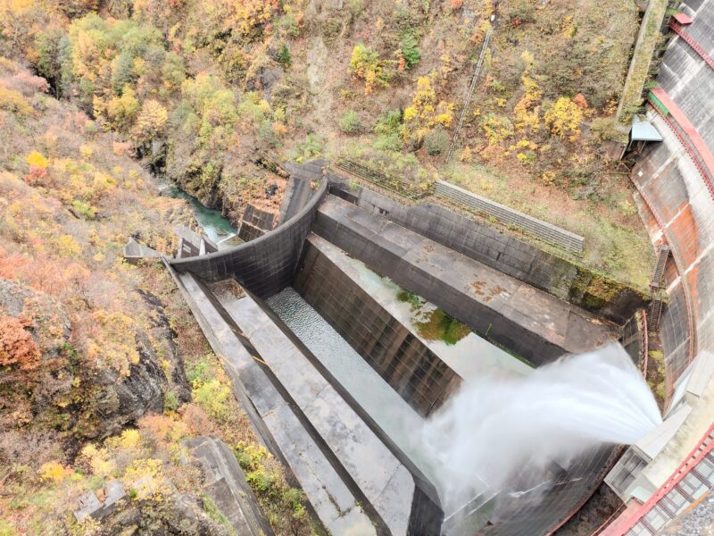 豊平峡ダムから放水された水を受け止める複数の堤防