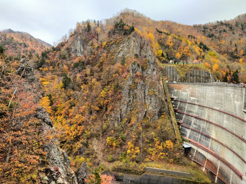 豊平峡ダムの見学路からダム下を眺める
