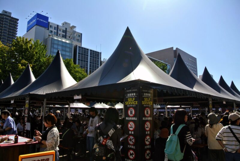 2022年さっぽろオータムフェスト11丁目会場のテント群