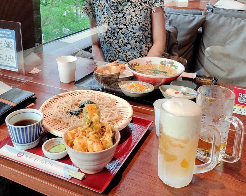 赤れんがテラス3Fバルテラスで食事を楽しむ。