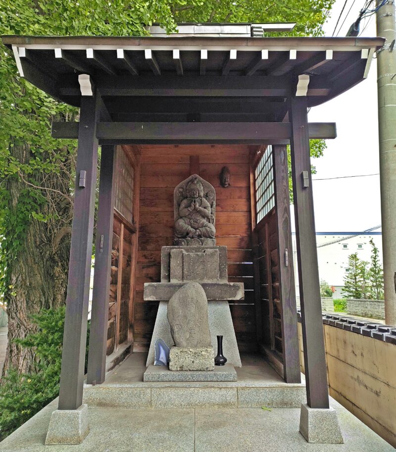 妙見山本龍寺の馬頭観音像と馬頭観世音碑