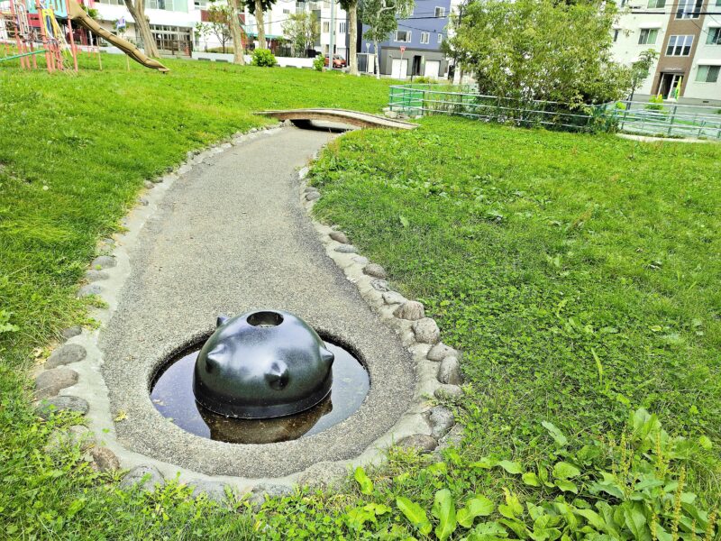 大友堀の推定流路を再現した大友公園の遊水路