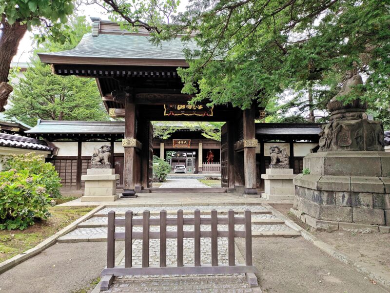 金龍山大覚寺の正門