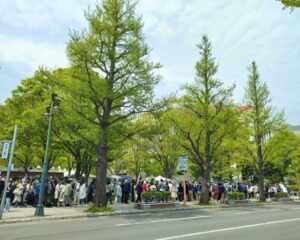 ライラック苗木プレゼントの順番待ちの長い行列