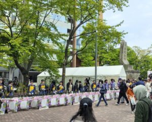 ライラックまつり大通会場のライラック苗木プレゼントコーナー
