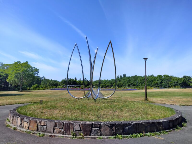 百合が原公園のモニュメントその2「開く花」