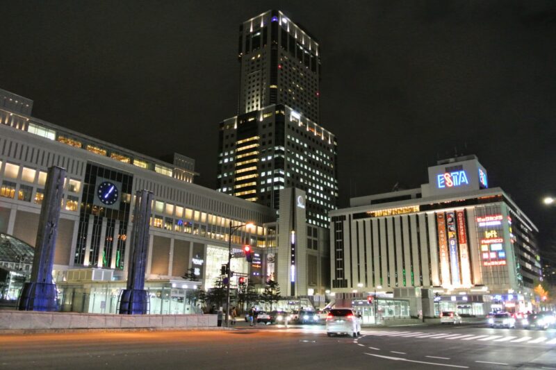 夜のJR札幌駅とJRタワー