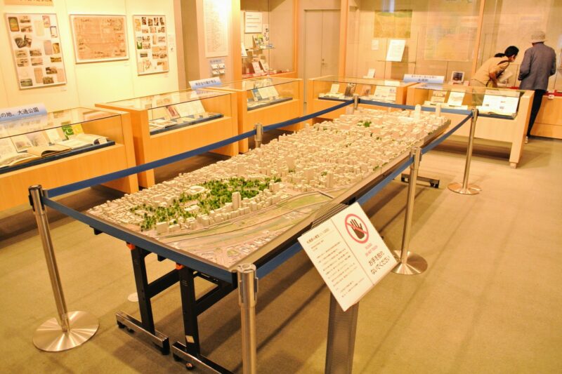 札幌市中央図書館で開催された市政100年特別展の様子