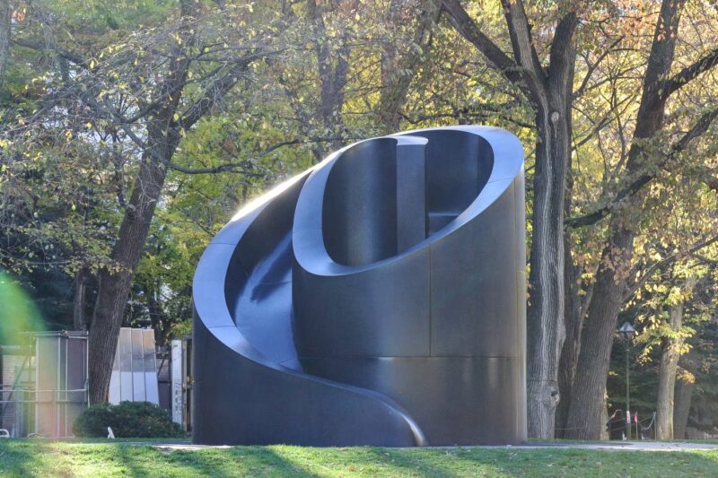 大通公園にあるブラック・スライド・マントラ