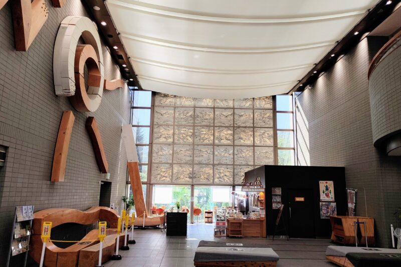 札幌市中央図書館の開放的な雰囲気のエントランス