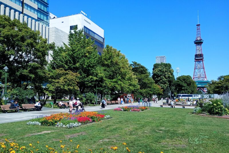 大通公園からさっぽろテレビ塔をのぞむ