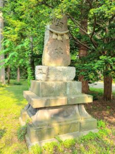 信濃神社の馬頭碑