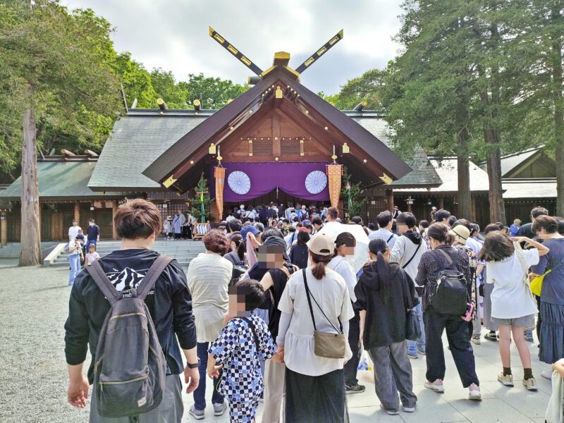例祭当日、北海道神宮の拝殿前で参拝を待つ人の列