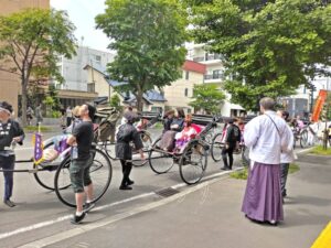 北海道神宮例祭（札幌まつり）の神輿渡御のお稚児さんが乗る人力車