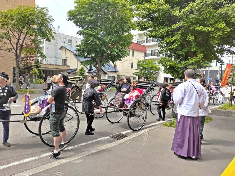 北海道神宮例祭（札幌まつり）の神輿渡御のお稚児さんが乗る人力車