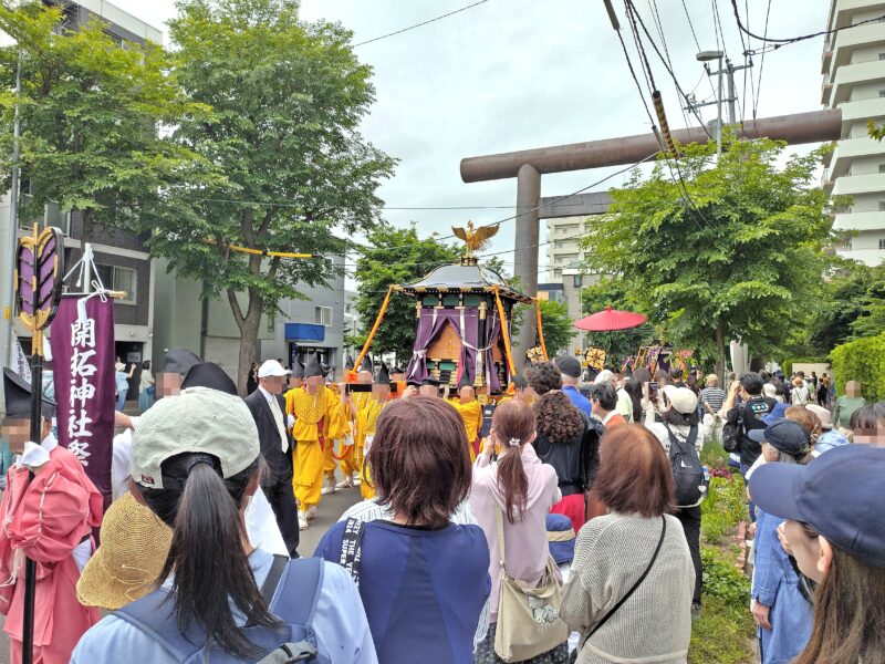北海道神宮例祭（札幌まつり）の神輿渡御と見物人