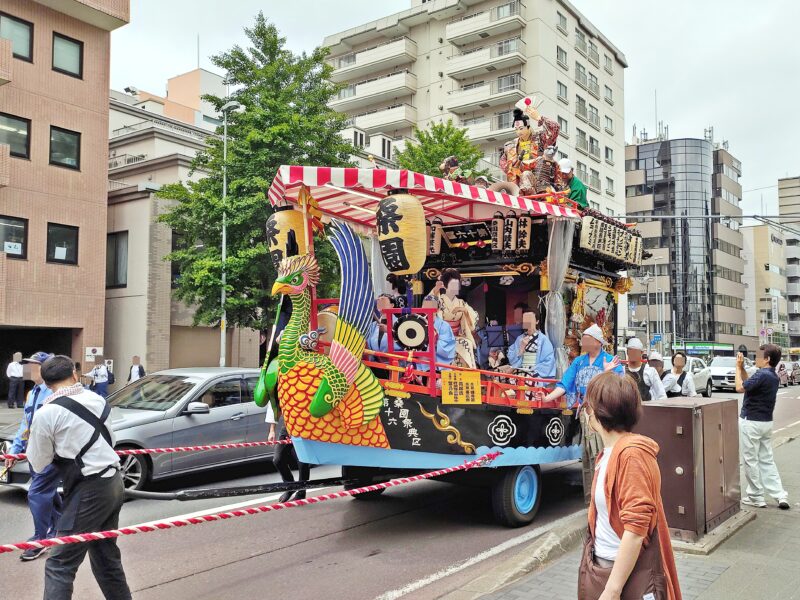 北海道神宮例祭（札幌まつり）の神輿渡御の山車（第16桑園祭典区の桃太郎）