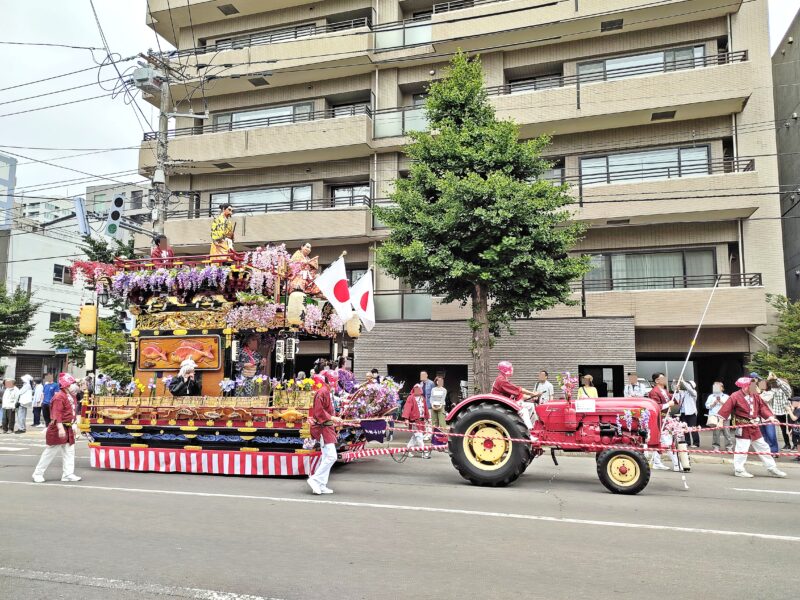 北海道神宮例祭（札幌まつり）の神輿渡御の山車（第20琴似祭典区の名和長年・ましらの石）