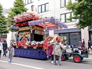 北海道神宮例祭（札幌まつり）の神輿渡御の山車（第1本府祭典区の日本武尊）