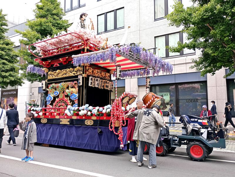 北海道神宮例祭（札幌まつり）の神輿渡御の山車（第1本府祭典区の日本武尊）
