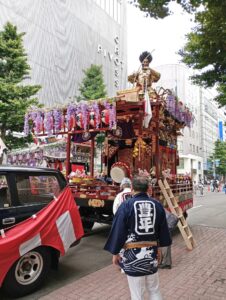 北海道神宮例祭（札幌まつり）の神輿渡御の山車（第8豊平祭典区の上毛野田道命）