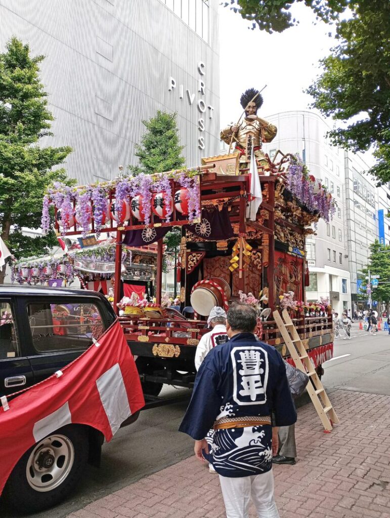 北海道神宮例祭（札幌まつり）の神輿渡御の山車（第8豊平祭典区の上毛野田道命）